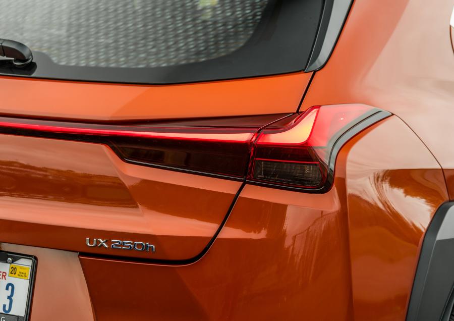 Детали экстерьера Lexus UX250h F-Sport 2018 года  (NA) (фото 17 из 40)
